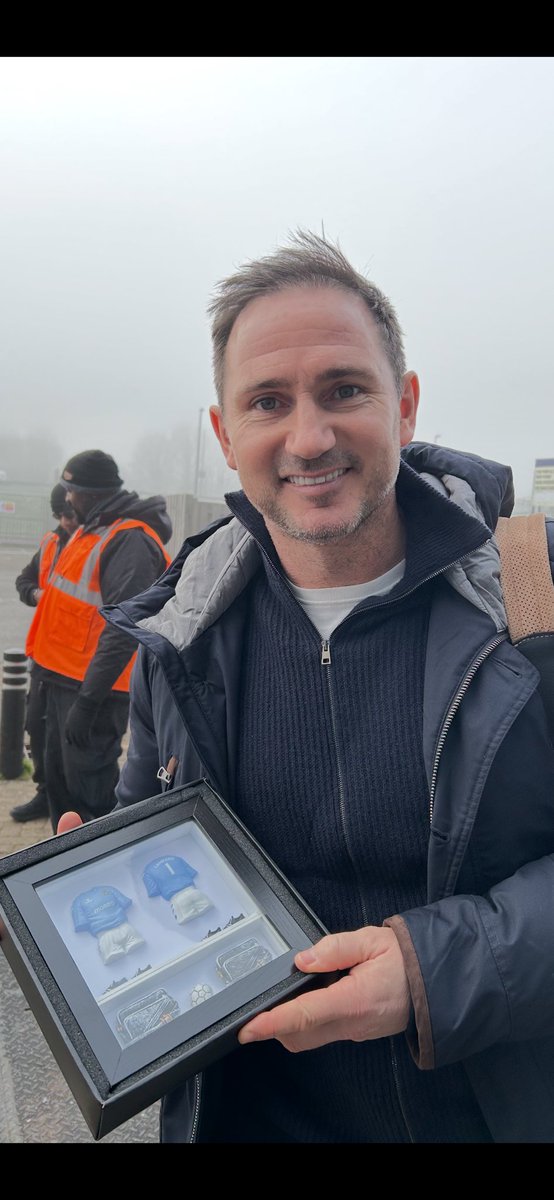 And that’s it….handed over the final frame. Who knows if I will be able to come back to it in the future

Thanks again to all for your support

Ladies and Gents Mr Frank Lampard 💙 #PUSB #MCKITFRAMES #LAMPARD