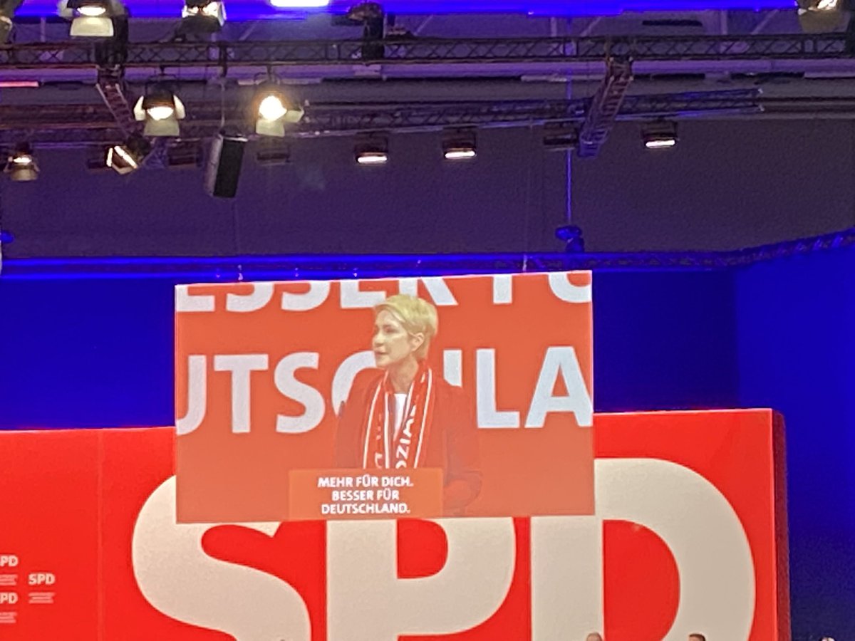 Ob es schlau ist, ausgerechnet <a href="/Manuela/">manuela heyenrath</a> Schwesig den Parteitag mit der Begrüßung des ukrainischen Botschafters Oleksiel <a href="/Makeiev/">Oleksii MAKEIEV 🇺🇦</a> eröffnen zu lassen, sei dahingestellt. Wenig Anstand zeigt es auf jeden Fall, ausgerechnet dieses russische U-Boot auftreten zu lassen.