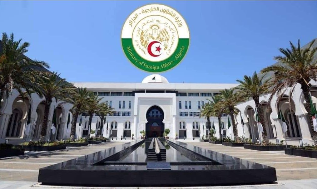 🔴🇩🇿🇫🇷 Déclaration du ministère des affaires étrangères algérien sur « l’influenceur » expulsé puis retourné par Alger :

« Le citoyen concerné par cette décision d’expulsion réside en France depuis 36 ans et y détient une carte de séjour depuis 15 ans. De plus, il est père de