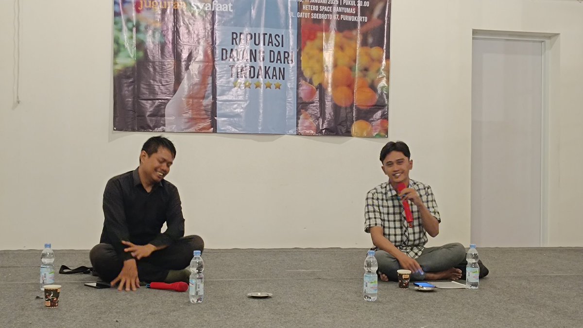 JuguranSyafaat's tweet photo. Mas Abi dan Mas Naim menyapa teman-teman yang hadir di Hetero Space Banyumas, kemudian Mas Kusworo bergabung membahas isu sosial saat ini pada sesi awal Juguran Syafaat Januari 2025 #JSJan https://t.co/kKPVzEhzT7