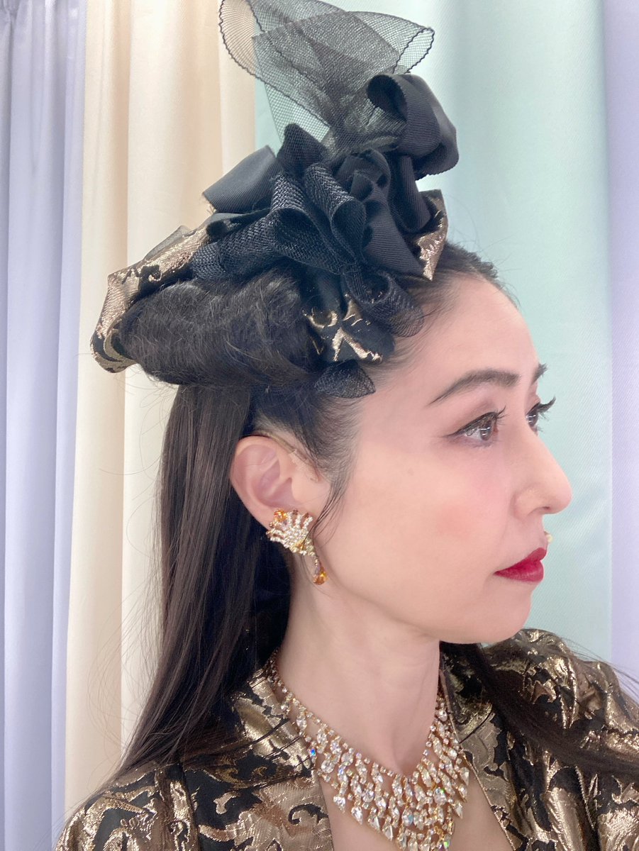チソ太后
ヘアとアクセサリー✨
スタッフさんと自分のイメージをお伝えして
髪をロールしたウィッグを持参し、上着の共布を使用して作っていただきました。アクセサリーは宝塚時代にシャロンで着用したものです。
お客様の拍手に支えられています。
有難う御座います。
#舞台花郎