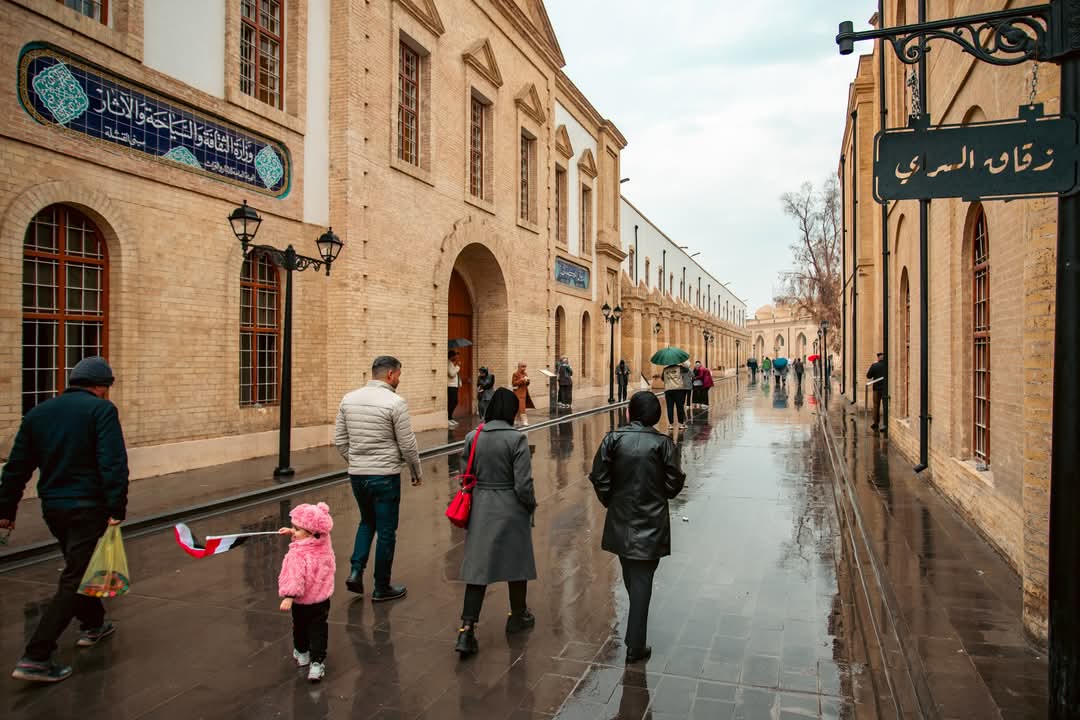 في بغداد القديمة، حيث تمتزج العراقة بالمطر، تتحول الشوارع إلى لوحات حية تروي تاريخ المدينة. تحت الأمطار، تظهر معالم بغداد بألوان جديدة، مما يعكس جمال المدينة وهدوءها في فصل الشتاء. لكل قطرة مطر قصة، ولكل زاوية تاريخ ينبض بالحياة