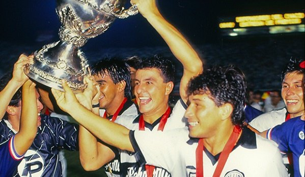 VSportsTM's tweet photo. Un 11 de enero, pero de 1991, Olimpia 🇵🇾 se consagraba campeón de la Supercopa Sudamericana 🏆. Empató 3-3 vs. Nacional 🇺🇾 en el Defensores de Chaco, pero logró el título gracias al 0-3 de la ida en el Centenario. Antes había eliminado a River-Racing-Peñarol. https://t.co/a8eSbliDZw