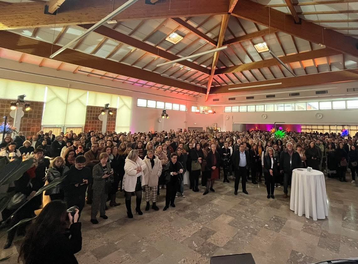 Florelle84's tweet photo. Vendredi midi ce fut les traditionnels vœux adressés aux agents du #CD84
Ce fut l’occasion de remercier les agents pour le travail essentiel au service du #vaucluse . C’est également un beau moment de convivialité entre services 🎉
#traditions
#voeux2025
#antidryjanuary https://t.co/4OWpeWqNN4