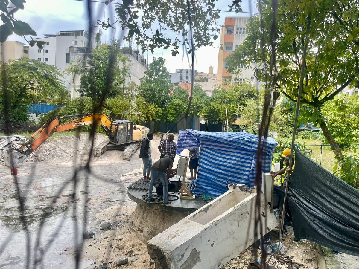 rdcmaldives's tweet photo. މާފަންނު ސަހަރާގައި ބެހެއްޓިފައިވާ ސްޓޯރމް ވޯޓަރ ޕަމްޕް ސްޓޭޝަނަށް ލިބިފައިވާ ގެއްލުން މި ކޯޕަރޭޝަނާއި  @MoCImv އަދި  @STELCOMALDIVES  އާއި  ގު��ިގެން ރަނގަޅުކޮށް ބޭނުން ކުރެވޭ ހާލަތަށް މިހާރު ވަނީ ގެނެވިފައި.

#TeamRDC https://t.co/pwhSrS4x8b