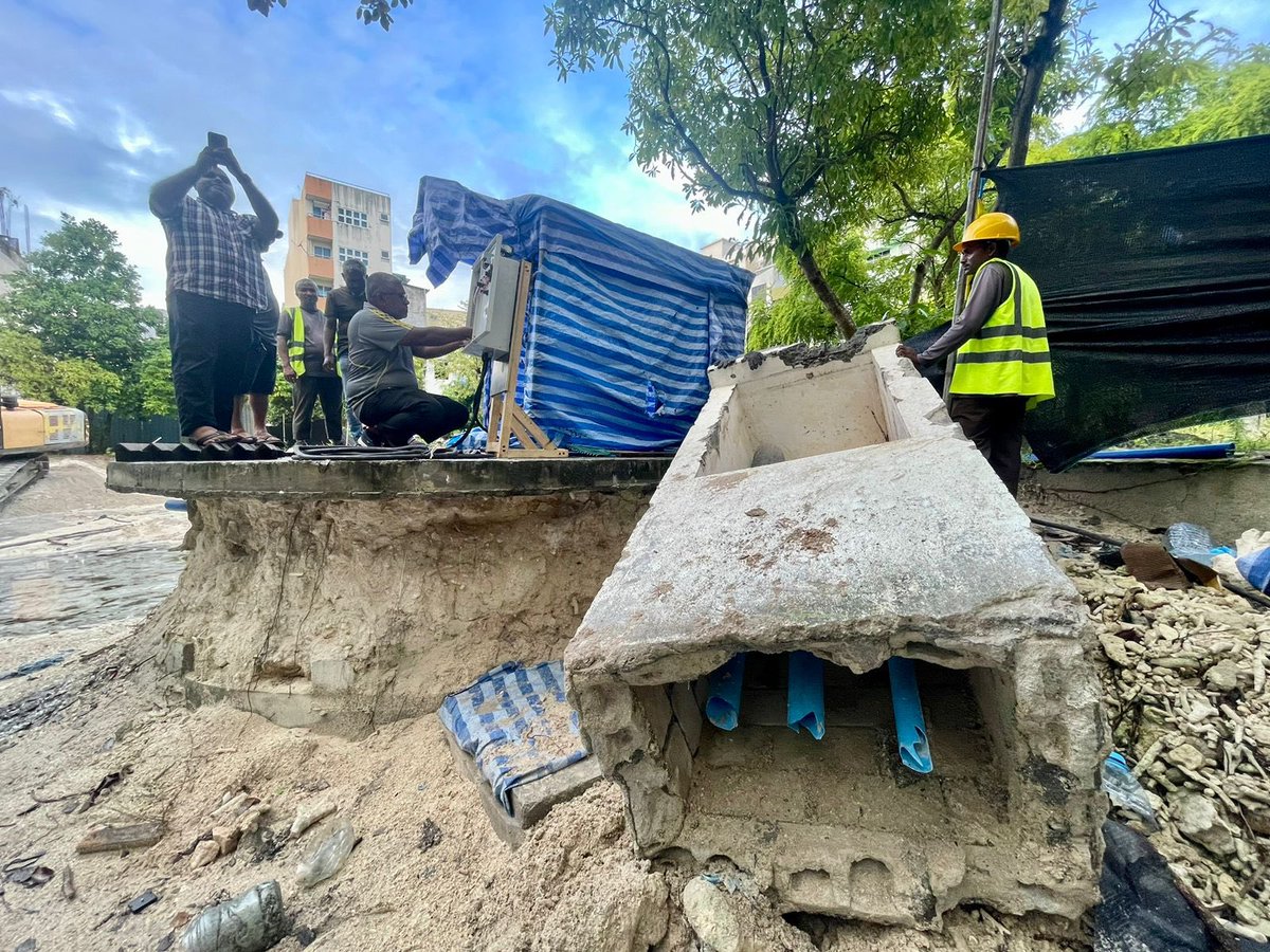 rdcmaldives's tweet photo. މާފަންނު ސަހަރާގައި ބެހެއްޓިފައިވާ ސްޓޯރމް ވޯޓަރ ޕަމްޕް ސްޓޭޝަނަށް ލިބިފައިވާ ގެއްލުން މި ކޯޕަރޭޝަނާއި  @MoCImv އަދި  @STELCOMALDIVES  އާއި  ގު��ިގެން ރަނގަޅުކޮށް ބޭނުން ކުރެވޭ ހާލަތަށް މިހާރު ވަނީ ގެނެވިފައި.

#TeamRDC https://t.co/pwhSrS4x8b