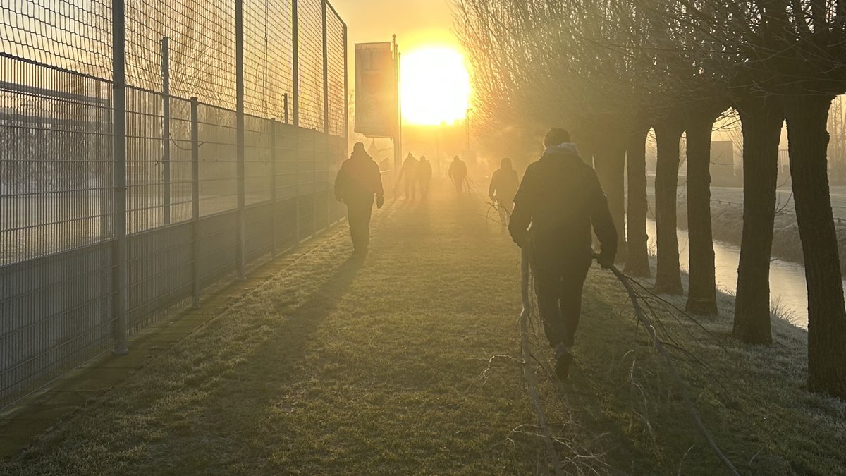 asvarkel's tweet photo. Het was een mooie zaterdagmorgen op sportpark Schoonzigt. Mooie en gezellige ploeg vrijwilligers om te βSnoeien & Knottenβ π΅βͺοΈβ½οΈπͺπͺπΌ #vrijwilligers #asvarkel #toppers #schoonzigt https://t.co/laVlPkFCLc