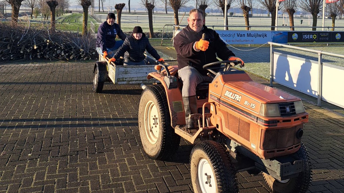 asvarkel's tweet photo. Het was een mooie zaterdagmorgen op sportpark Schoonzigt. Mooie en gezellige ploeg vrijwilligers om te βSnoeien & Knottenβ π΅βͺοΈβ½οΈπͺπͺπΌ #vrijwilligers #asvarkel #toppers #schoonzigt https://t.co/laVlPkFCLc