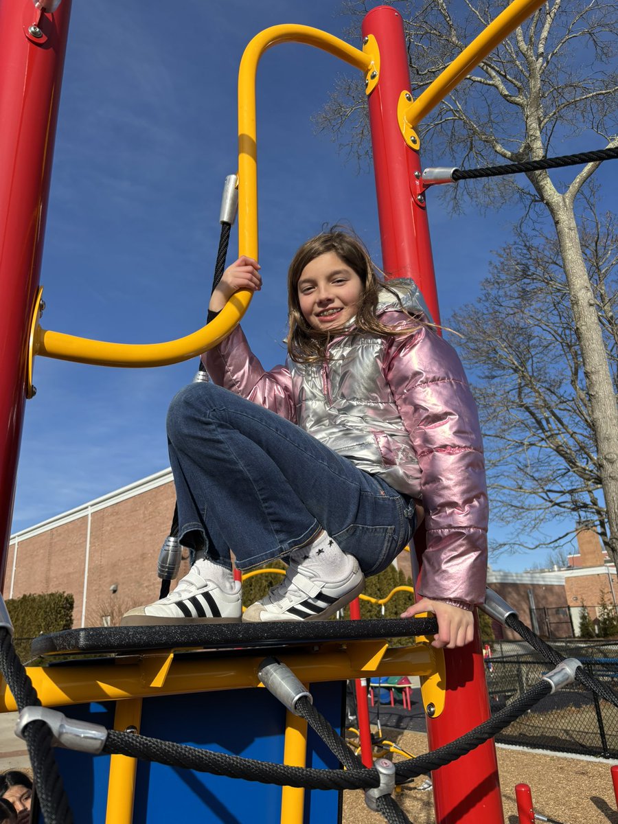 misstiskaa's tweet image. Our new playground at HBES is now open and we are SO excited 🤩 @HamptonBaysES #WeAreHB #HBStrong #KeysToSuccess