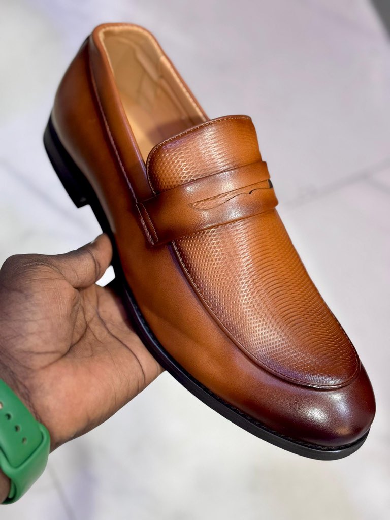 GalassShoes's tweet photo. 🛍️Chaussure de ville✨🔥
Size:  40 à 45✅
Prix: 🏷️18.000f

Whatsapp 781028779📌ou DM pour toute commande🙏🏽 Livraison possible partout📦
Rt 🫶🏽 https://t.co/MvCPjalxUO