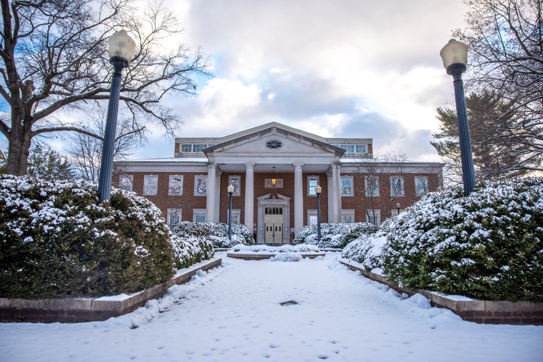 RoanokeCollege's tweet photo. A beautiful blanket of snow to welcome our students back! ❄️And a huge thank you to our Buildings and Grounds staff for working hard to clear the paths across campus this morning!
⠀⠀⠀⠀⠀⠀⠀⠀⠀
#roanokecollege #snowanoke https://t.co/YwWz8sdnHY