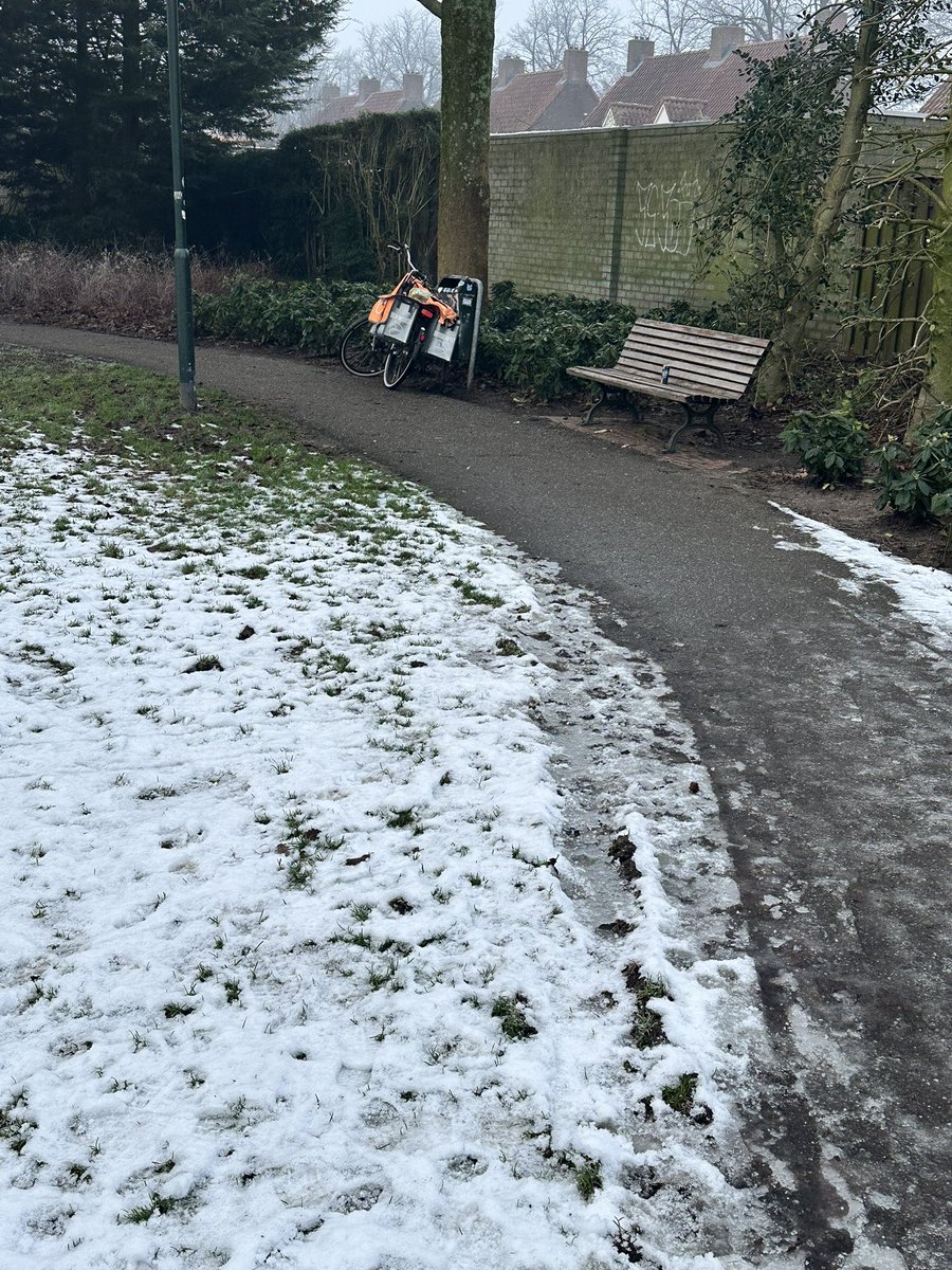 ConnievanR's tweet photo. @PostNL  In het park is een fiets achtergelaten door een postbezorger. 
Dit lijkt me niet de bedoeling. https://t.co/ckFpLNq8b4