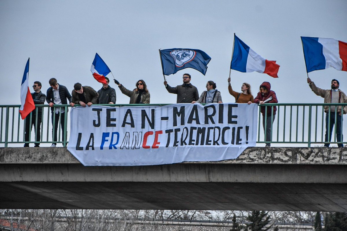 en_racine's tweet photo. Une grande âme nous a quitté cette semaine. En sa mémoire, nous brandissions aujourd'hui nos drapeaux français : Jean-Marie, la France te remercie 🇲🇫❤️ https://t.co/af3PLLEVuX