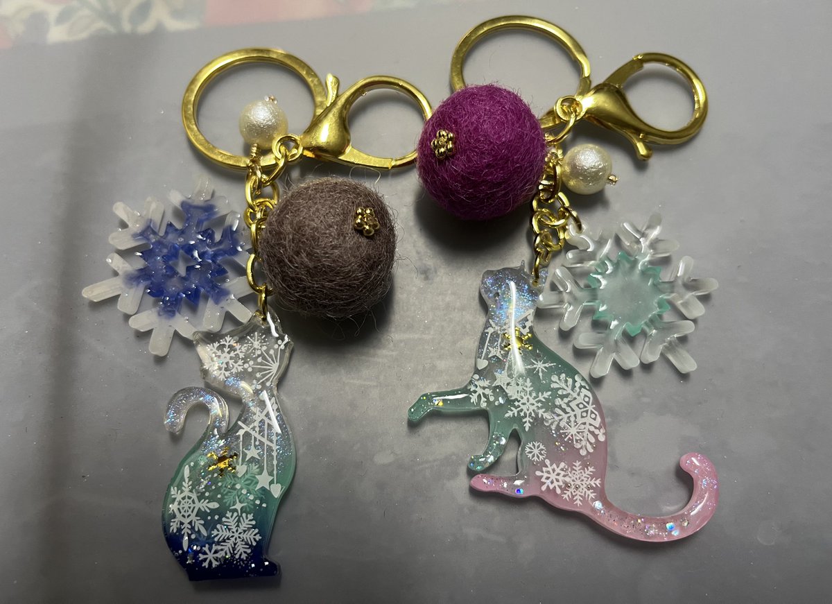 handmade__AR's tweet photo. 冬っぽくフェルトボールと雪の結晶付けてジャラジャラさせてみた✨ https://t.co/IyPqVBheoW