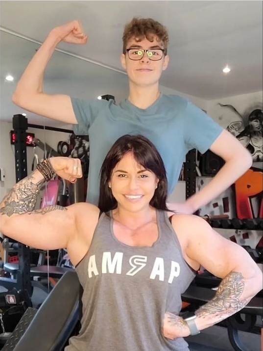 She's his mom😍

Louise Plumb and her son...what a comparison ♥️

#SizeTwitter