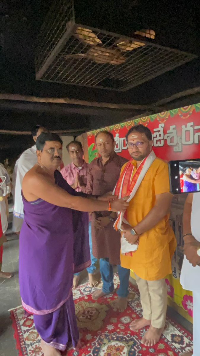 daramonigirish's tweet photo. Selfie with Temple కార్యక్రమంలో భాగంగా చిత్రగుప్త్ గిరీష్ దారామోని పుట్టినరోజు సందర్భంగా  11-01-2025 నాడు  వేములవాడ,   కొండగట్టు మరియు  ధర్మపురి దేవాలయాలను  దర్శించుకొని వాల్మీకి ఆవాసము సేవాభారతి జగిత్యాల లో అనాధ పిల్లలకు పుస్తకాలు డొనేట్ చేయడం జరిగింది.
@thechitragupth https://t.co/Uxu4p9w867
