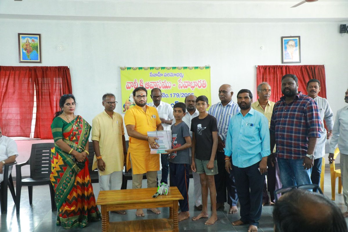 daramonigirish's tweet photo. Selfie with Temple కార్యక్రమంలో భాగంగా చిత్రగుప్త్ గిరీష్ దారామోని పుట్టినరోజు సందర్భంగా  11-01-2025 నాడు  వేములవాడ,   కొండగట్టు మరియు  ధర్మపురి దేవాలయాలను  దర్శించుకొని వాల్మీకి ఆవాసము సేవాభారతి జగిత్యాల లో అనాధ పిల్లలకు పుస్తకాలు డొనేట్ చేయడం జరిగింది.
@thechitragupth https://t.co/Uxu4p9w867