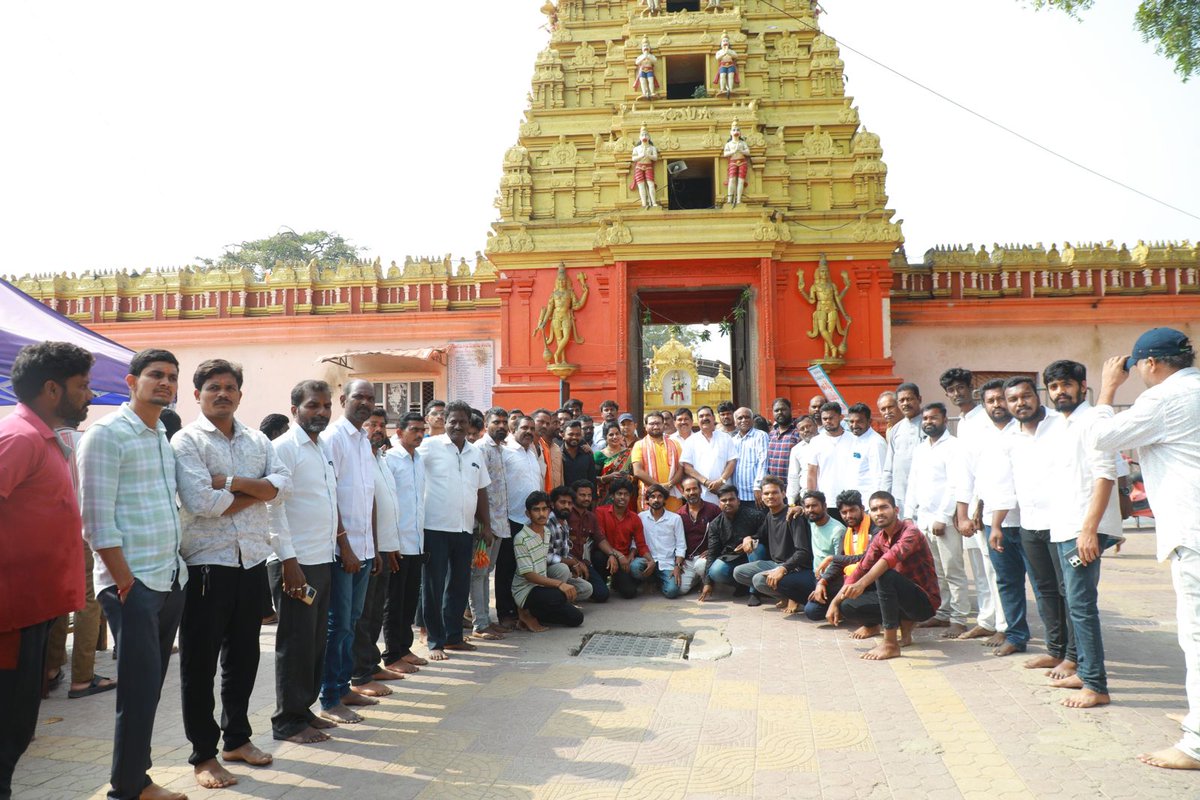 daramonigirish's tweet photo. Selfie with Temple కార్యక్రమంలో భాగంగా చిత్రగుప్త్ గిరీష్ దారామోని పుట్టినరోజు సందర్భంగా  11-01-2025 నాడు  వేములవాడ,   కొండగట్టు మరియు  ధర్మపురి దేవాలయాలను  దర్శించుకొని వాల్మీకి ఆవాసము సేవాభారతి జగిత్యాల లో అనాధ పిల్లలకు పుస్తకాలు డొనేట్ చేయడం జరిగింది.
@thechitragupth https://t.co/Uxu4p9w867