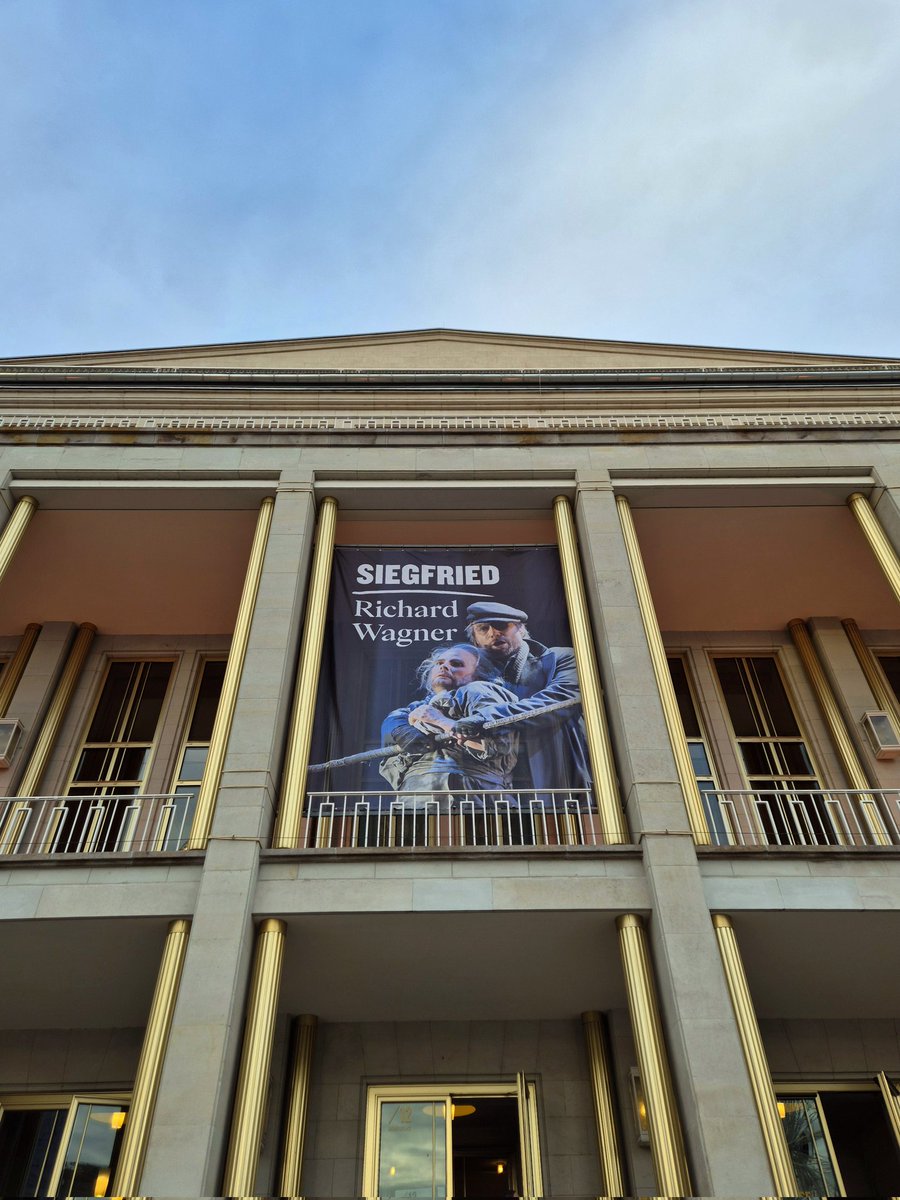 Opernjunkie's tweet photo. "#Siegfried ist heute, Martha ist meine Schwägerin."
Heute mal wieder "Zwangvolle Plage!" und "Müh' ohne Zweck!"...bei der stümperhaften Regie von Rosamund Gilmore kommt Nothung ja von irgendwelchen Waldgeistern 😬 Aber Trinks dirigiert und Rutherford singt! #OperLeipzig #Wagner https://t.co/eq8M5HbsS2