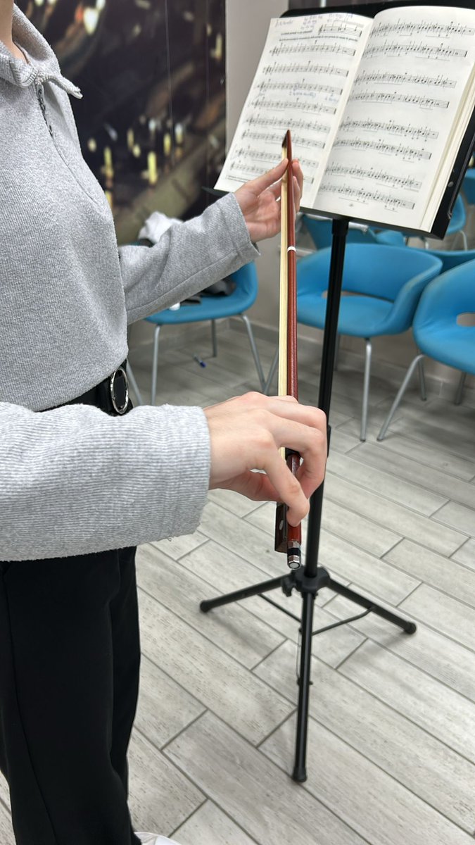 GSB_AydinGM's tweet image. Aydın Gençlik Merkezimizde gençlerimiz, keman eğitimine devam ediyor. 🎻🎼 #GüzelSanatlarAtölyesi #Keman