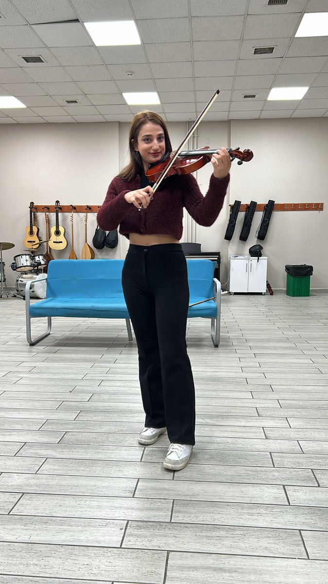 GSB_AydinGM's tweet image. Aydın Gençlik Merkezimizde gençlerimiz, keman eğitimine devam ediyor. 🎻🎼 #GüzelSanatlarAtölyesi #Keman