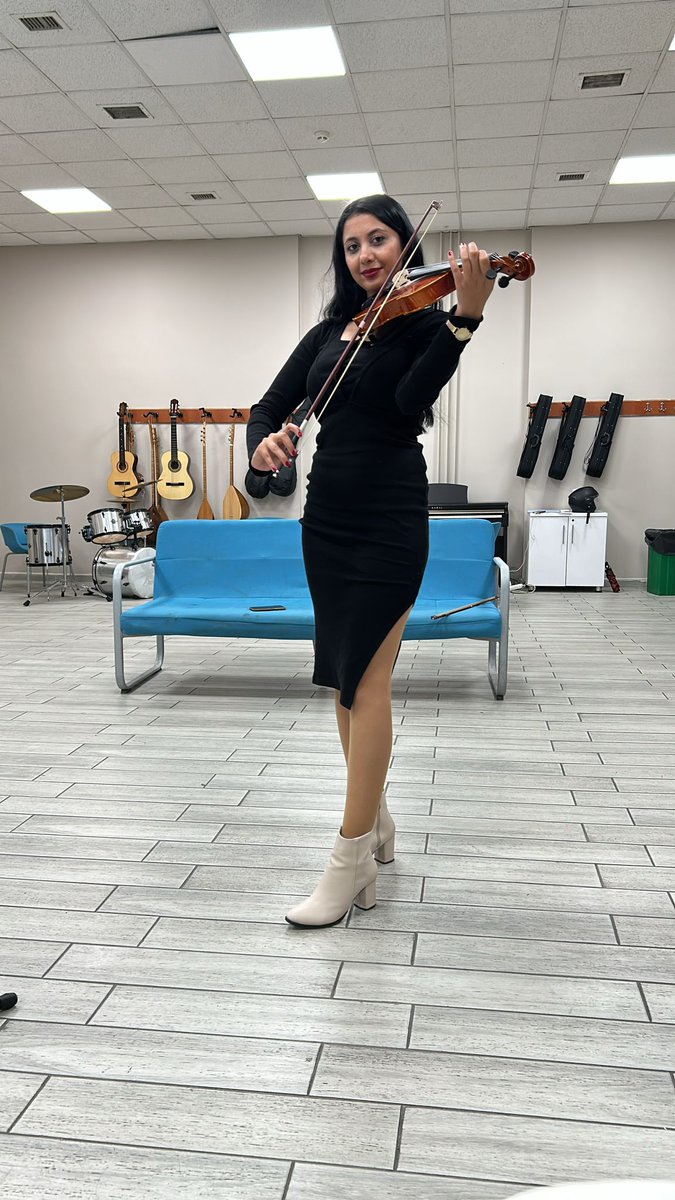 GSB_AydinGM's tweet image. Aydın Gençlik Merkezimizde gençlerimiz, keman eğitimine devam ediyor. 🎻🎼 #GüzelSanatlarAtölyesi #Keman