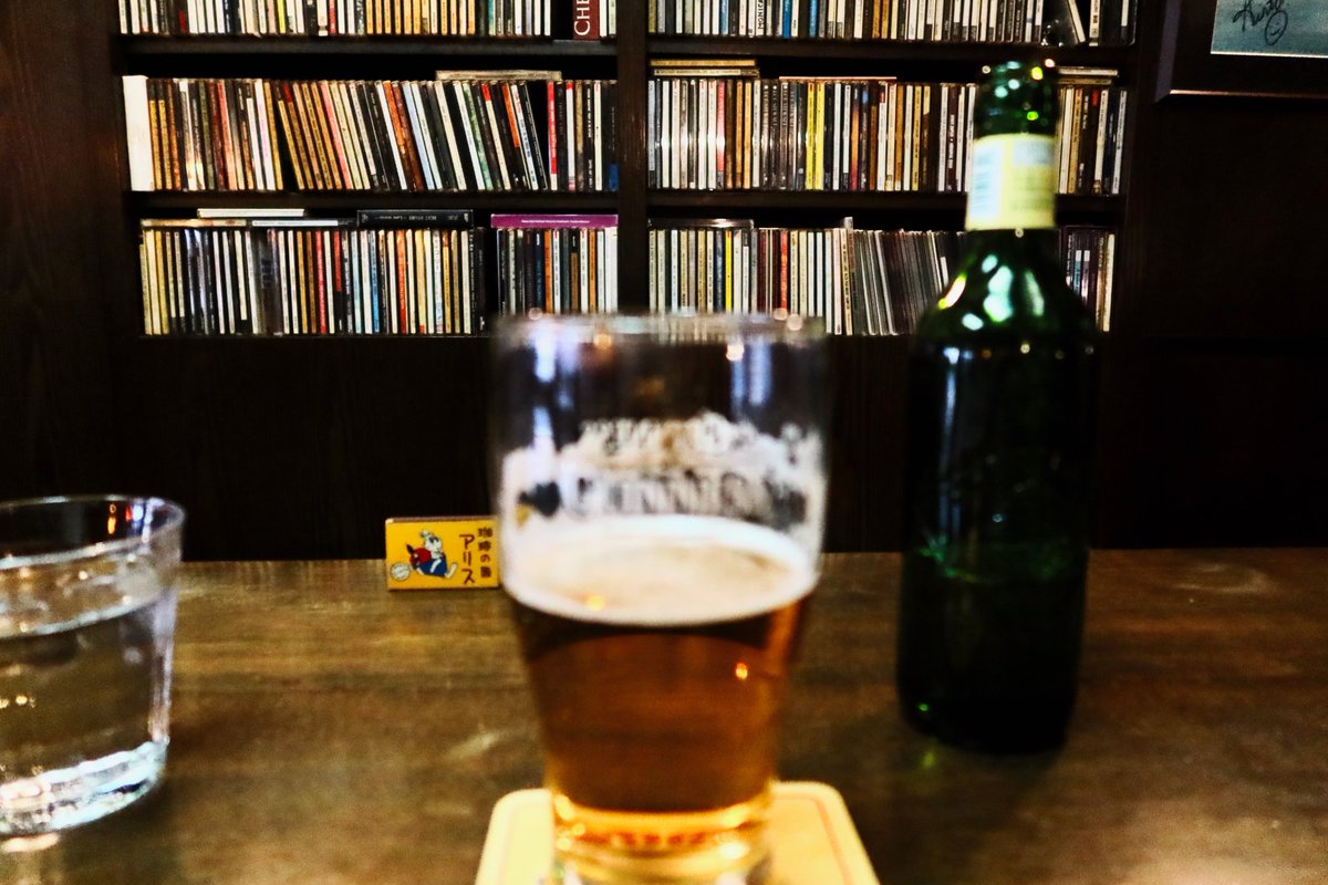 __fu_ming__'s tweet photo. イヤホンで何年も何十年も繰り返し聴くうちに愛するようになった曲たちを
ホーン型のスピーカーを通してゆっくり味わえるなんて！
めっちゃシアワセ～

店主様セレクトのHELEN MERRILL、
私も大好きな曲だったのでした。

#BIRD #町田 #HELEN MERRILL　#多摩　#Music Cafe &amp; Bar BIRD https://t.co/Bz4P3cdUMM