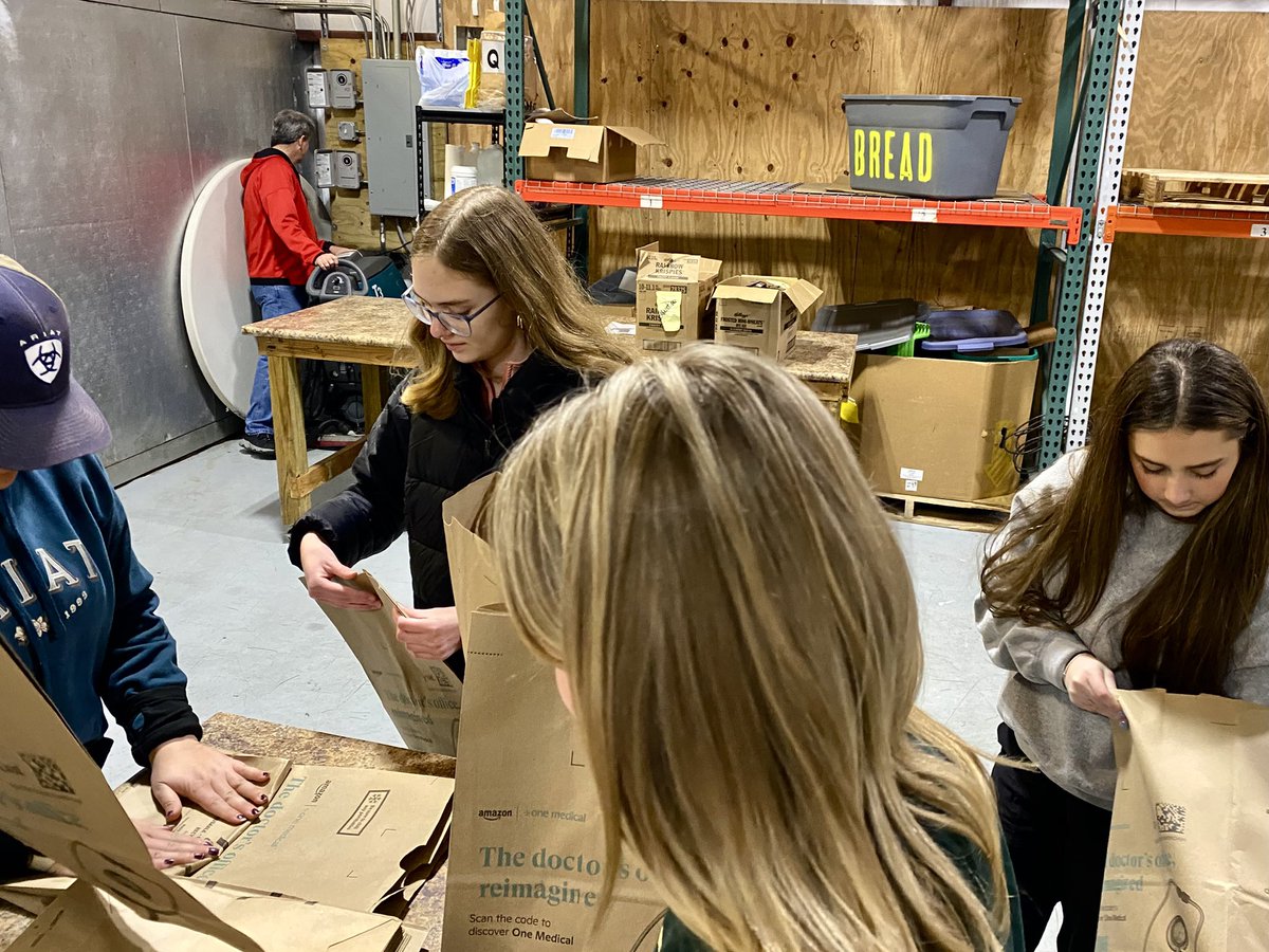 SCOREINTL1's tweet photo. We want our short-term trips to have long-term effects. That’s why SCORE partners with local ministries that have existed long before the team arrives, &amp; will continue serving long after the team leaves. Thankful for organizations that make this possible, like @ProdiseePantry! https://t.co/YuO6IovpBu