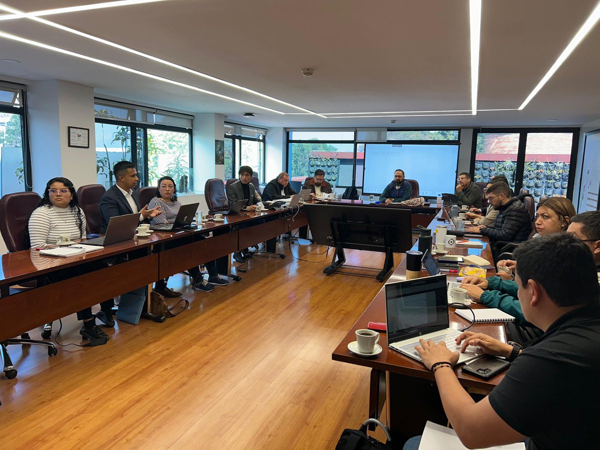 andrescamachom_'s tweet photo. Continuamos con la agenda de la Energía⚡️del Cambio. Hoy desde temprano iniciamos jornada de trabajo con los equipos de @MinEnergiaCo y @UPMEOficial, revisando la política de subsidios y la misión transmisión para la transición energética. https://t.co/nEFTzShudu
