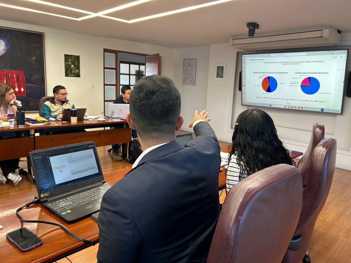 andrescamachom_'s tweet photo. Continuamos con la agenda de la Energía⚡️del Cambio. Hoy desde temprano iniciamos jornada de trabajo con los equipos de @MinEnergiaCo y @UPMEOficial, revisando la política de subsidios y la misión transmisión para la transición energética. https://t.co/nEFTzShudu