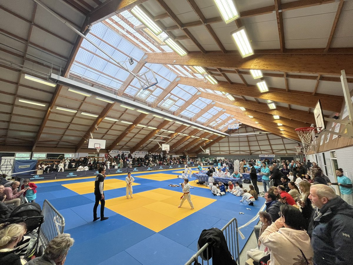 AugustinREY's tweet photo. Début d’après-midi au gymnase Jean-Claude FOULON, pour assister au tournoi interclubs organisé par #Rambouillet Sport Judo 🥋 

De nombreux jeunes athlètes présents avec leurs parents dans une ambiance respectueuse et bon enfant ! 

Belle organisation ! Bravo 👏🏽 https://t.co/1X8eQxG7Om