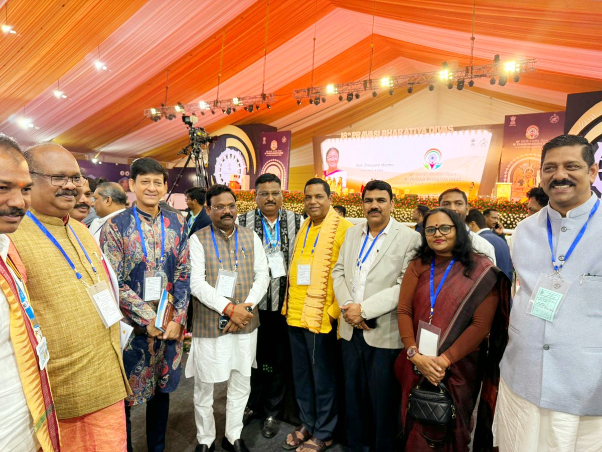 MandakiniPatra's tweet photo. ଭୁବନେଶ୍ୱରରେ ଜନତା ମଇଦାନରେ ଆୟୋଜିତ ୧୮ତମ 'ପ୍ରବାସୀ ଭାରତୀୟ ଦିବସ' ସମ୍ମିଳନୀର ଶେଷ ଦିନ ରେ ରାଜ୍ୟ ନେତୃବୃନ୍ଦଙ୍କ ସହିତ ବିଶେଷ ମୁହୂର୍ତ୍ତ ରେ।
#PravasiBhartiyaDivas #PBD2025 https://t.co/DmXqsJHpuM