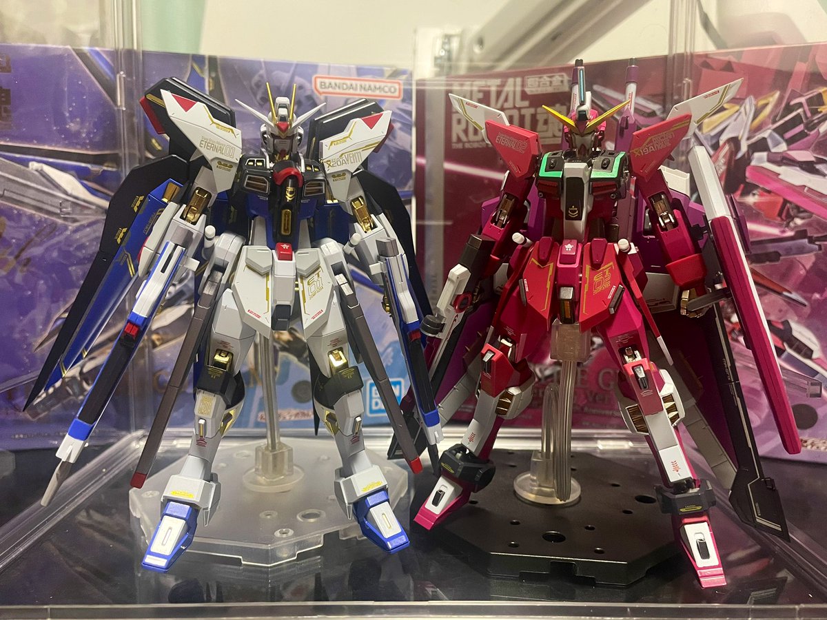 so_0121's tweet photo. ダイソー500円のコレクションケース、これは良いね。metalrobot魂のストフリを羽広げた状態でも収納出来るし、畳めば2体共収まる。1番の問題は追加で欲しくても全然売ってないこと…運良く入手出来た時もう少し買っておけば良かった(・8・) https://t.co/zHDF27BraU