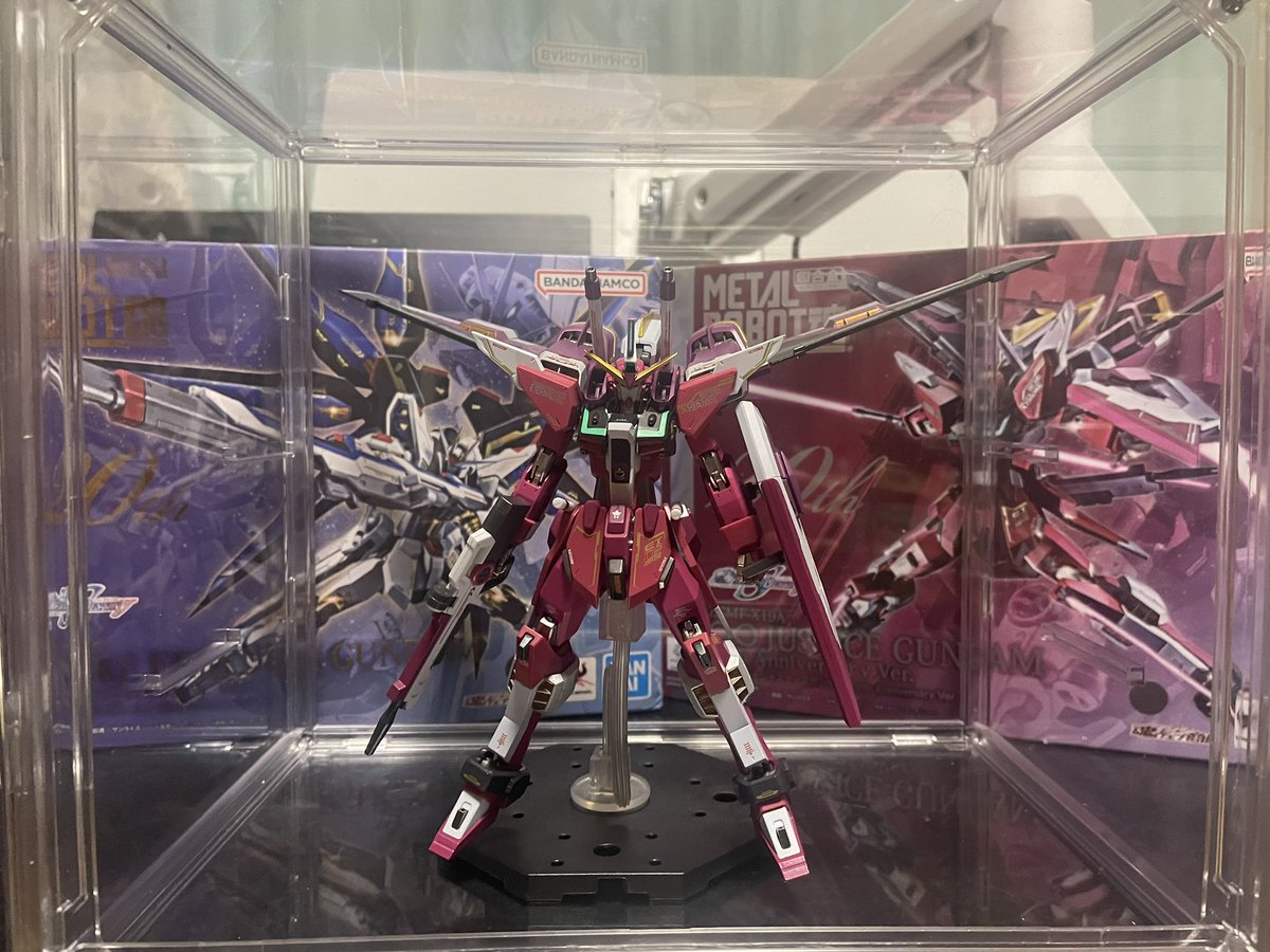 so_0121's tweet photo. ダイソー500円のコレクションケース、これは良いね。metalrobot魂のストフリを羽広げた状態でも収納出来るし、畳めば2体共収まる。1番の問題は追加で欲しくても全然売ってないこと…運良く入手出来た時もう少し買っておけば良かった(・8・) https://t.co/zHDF27BraU
