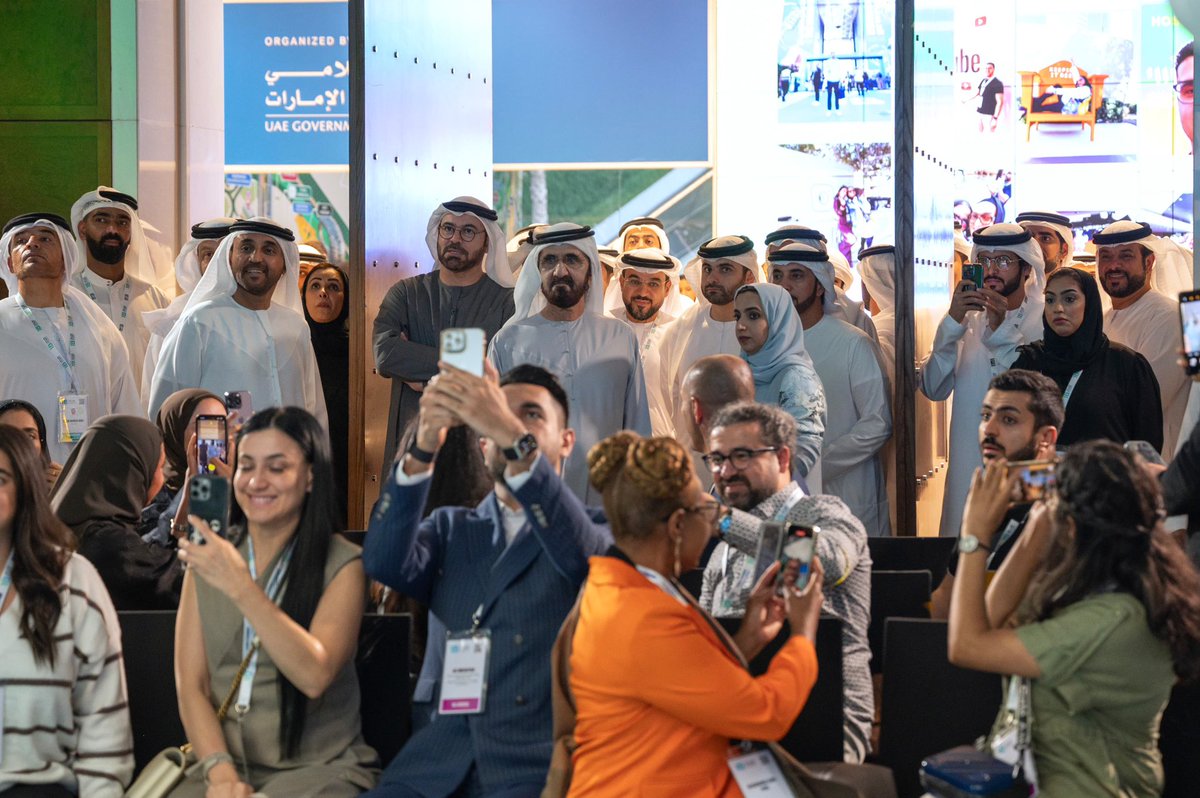 HHShkMohd's tweet photo. نستضيف في دولة الإمارات قمة المليار متابع .. نرحب ب15 ألف صناع محتوى يتابعهم 2.3 مليار متابع … نرحب بأصحاب الأفكار .. والإبداعات .. 

نرحب بصناع المحتوى الذين يصنعون حياة أفضل عبر محتوى أفضل .. ويعملون معنا لبناء مستقبل أجمل . 

ووعدنا لجميع صناع المحتوى ببناء قطاع اقتصادي مستدام لصناعة المحتوى يعود عليهم وعلى مجتمعاتهم بالخير والازدهار .