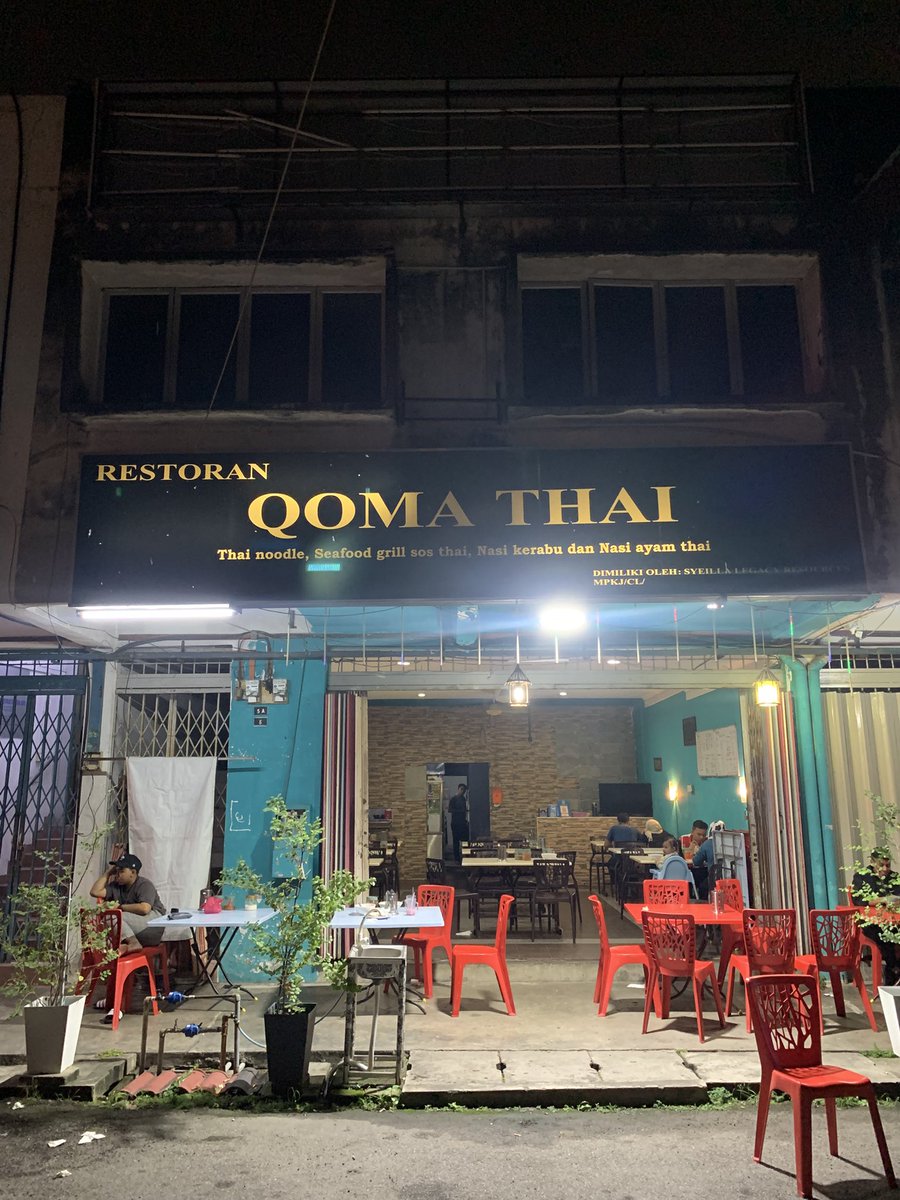 HafidzHamzah7E's tweet photo. Kedai Mee Celup sedap tapi tak viral!.. Korang patut cuba gais!. Tak perlu nak craving pergi Hatyai dah!. Makanan sedap, Harga tak mencekik macam kat food fest!. Banyak pilihan lauk dan paling aku suka sebab ada perut bulat! ๐ #meecelup #thaifood #qomathai #kajang https://t.co/6uTHmxiaLU