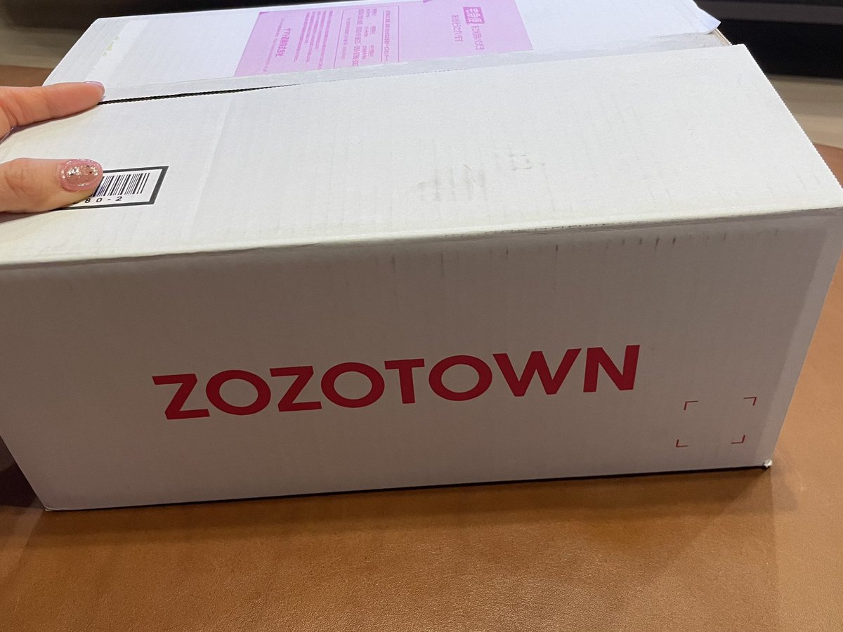 okada_world's tweet photo. ZOZOヘビーユーザーなんですが、こういう箱届いたの初めてで嬉しいから応募🥹
当たると10万ポイントもらえるらしいから、もしももしももしも当たったら107,800円のミッキーのラタンオブジェほしい🥺
#ZOZOSALE箱CP https://t.co/wjkeN47Zmh