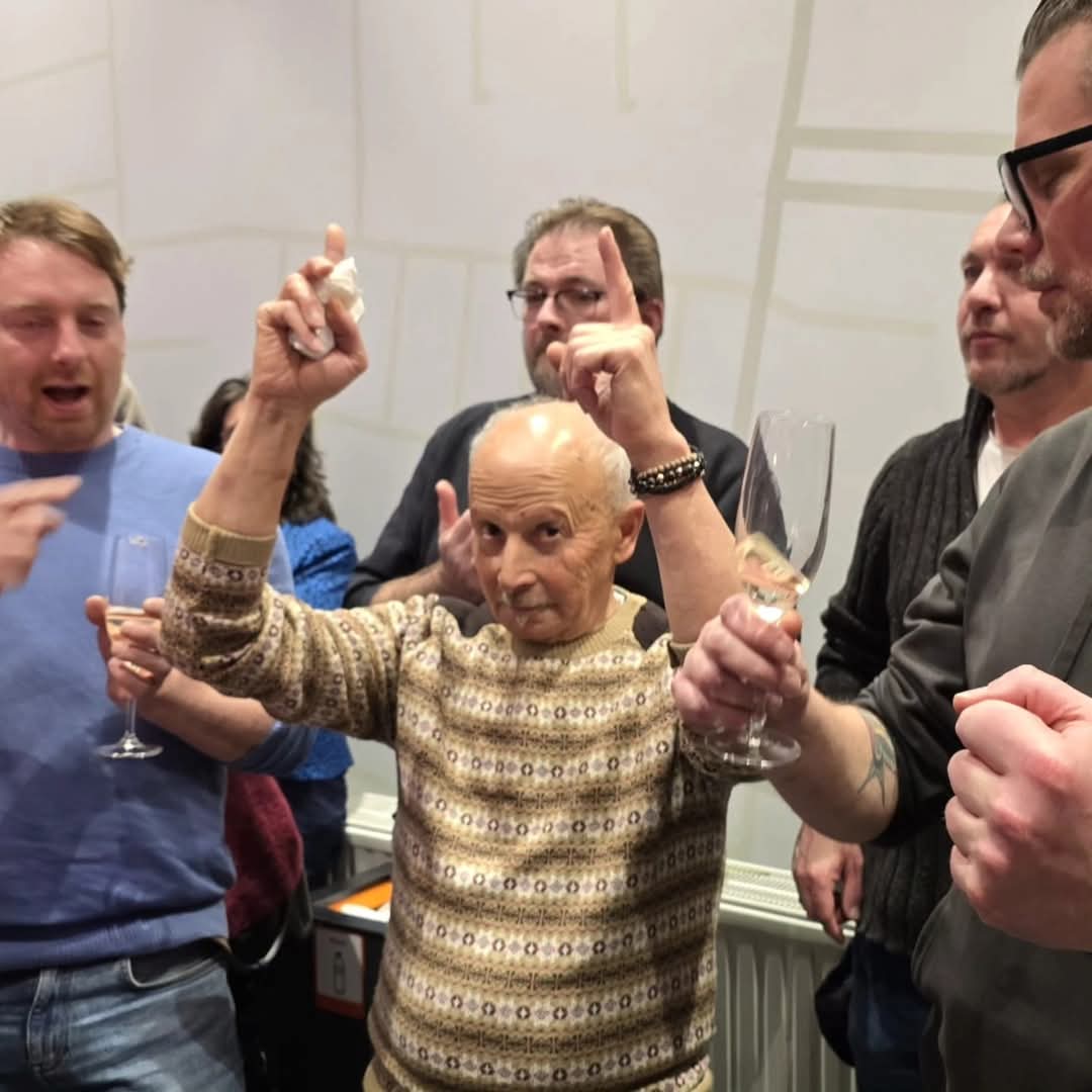 natuurkamer's tweet photo. Onze Mo was genomineerd voor de boom van verdienste. De waarderingsprijs voor vrijwilligers in Nieuw-West! Maar helaas, bleek tijdens de nieuwjaarsreceptie van @NieuwWest
Voor ons is Mo een winnaar en krijgt daarom een speciale Natuurkamer boom van verdienste op ons terrein! 🌳☺️ https://t.co/lc4KqudJdA