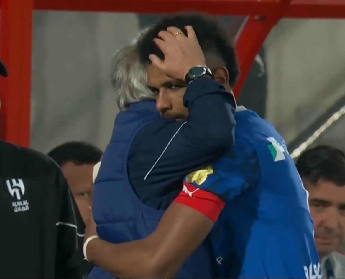 يعني ترا الشايب يحبني وباقي على قلوبكم ياهلاليه 

#الهلال_العروبة