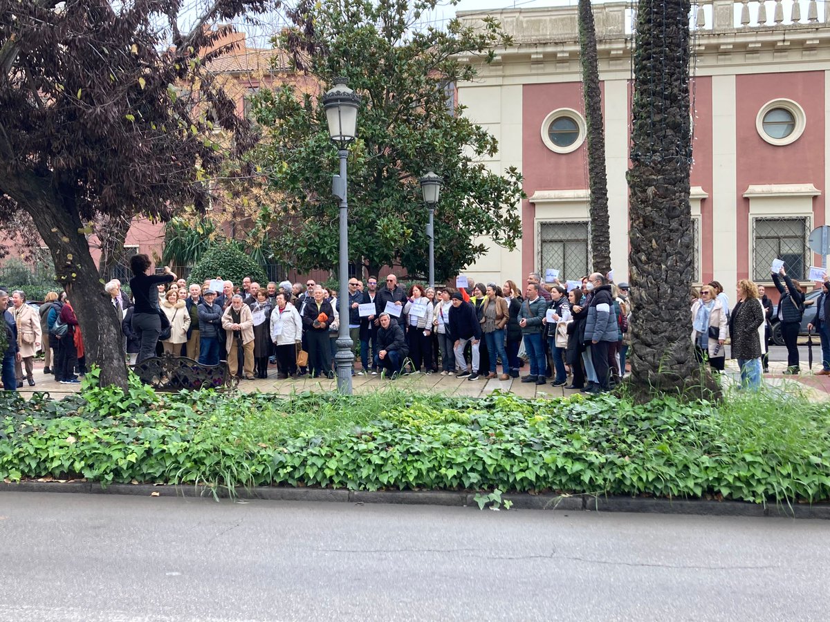 MufaceSi's tweet photo. Mutualistas en Cáceres y Badajoz corean #MufaceSeDefiende #MufaceSi ... Seguiremos luchando https://t.co/KU1wIKJvTi