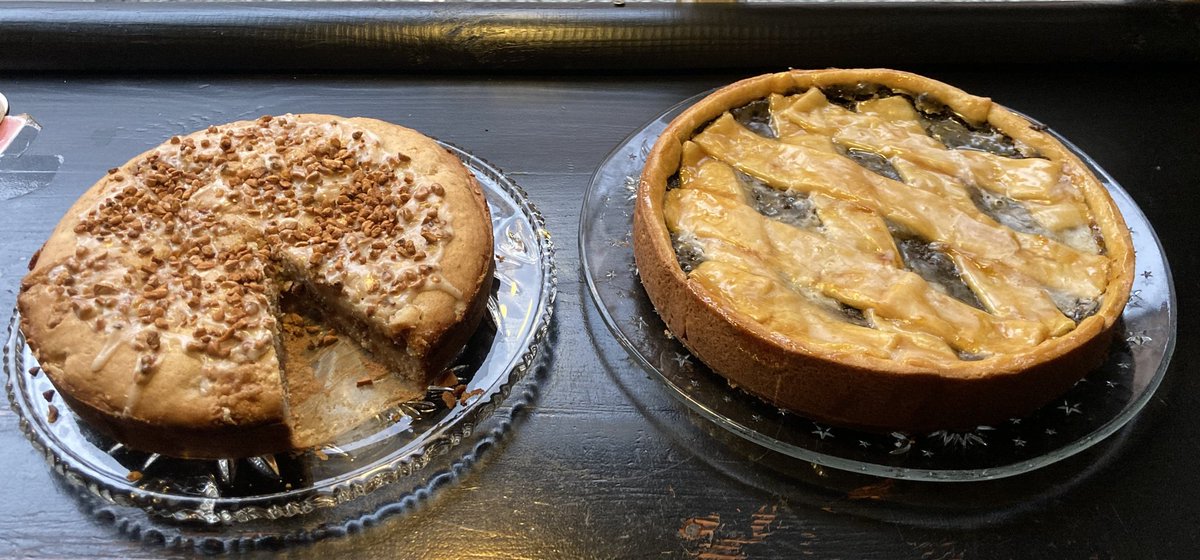 Auch dieses #Wochenende gibt's wieder lecker #Kuchen, wie immer ab 16 Uhr. Diesmal erwarten euch ein Erdnuss-Birnen-Kuchen (#vegan), ein Mohnkuchen und ein kalter Hund. Lasst es euch schmecken 😋