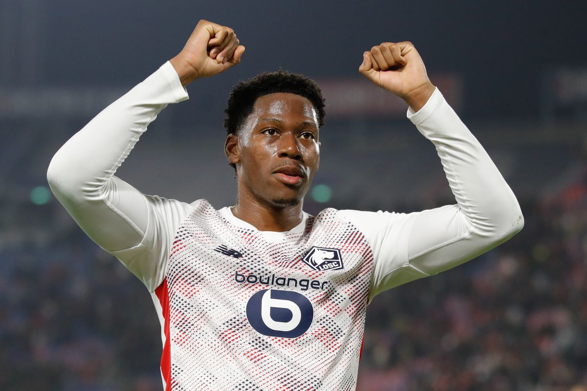 ClaretAndNews1's tweet photo. 🚨Manchester United are set to be offered the chance to sign Jonathan David despite major interest from West Ham.
(Source: @DeadlineDayLive ) https://t.co/KV5je81rW7