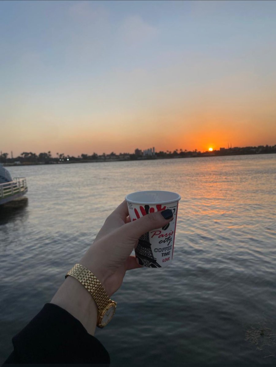 يشبهك الغروب
تأفل في مكان لتشرق على آخر بكامل توهجك
هكذا هي روحك..فلا نهاية لشمسك