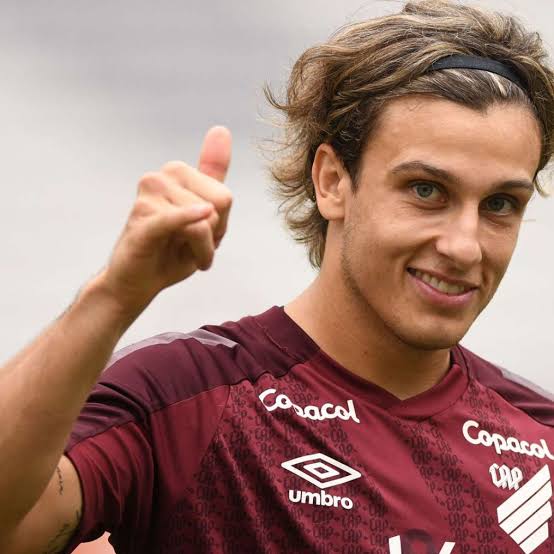 LucasTanaka's tweet photo. Uma de bastidores para vocês: o @Atletico chegou a tentar a contratação do atacante Canobbio, do Athletico, mas esbarrou nos valores e o Fluminense levou a melhor fechando a contratação do atleta.

Apuração com @Monivilela. https://t.co/QHDtjLSIXT