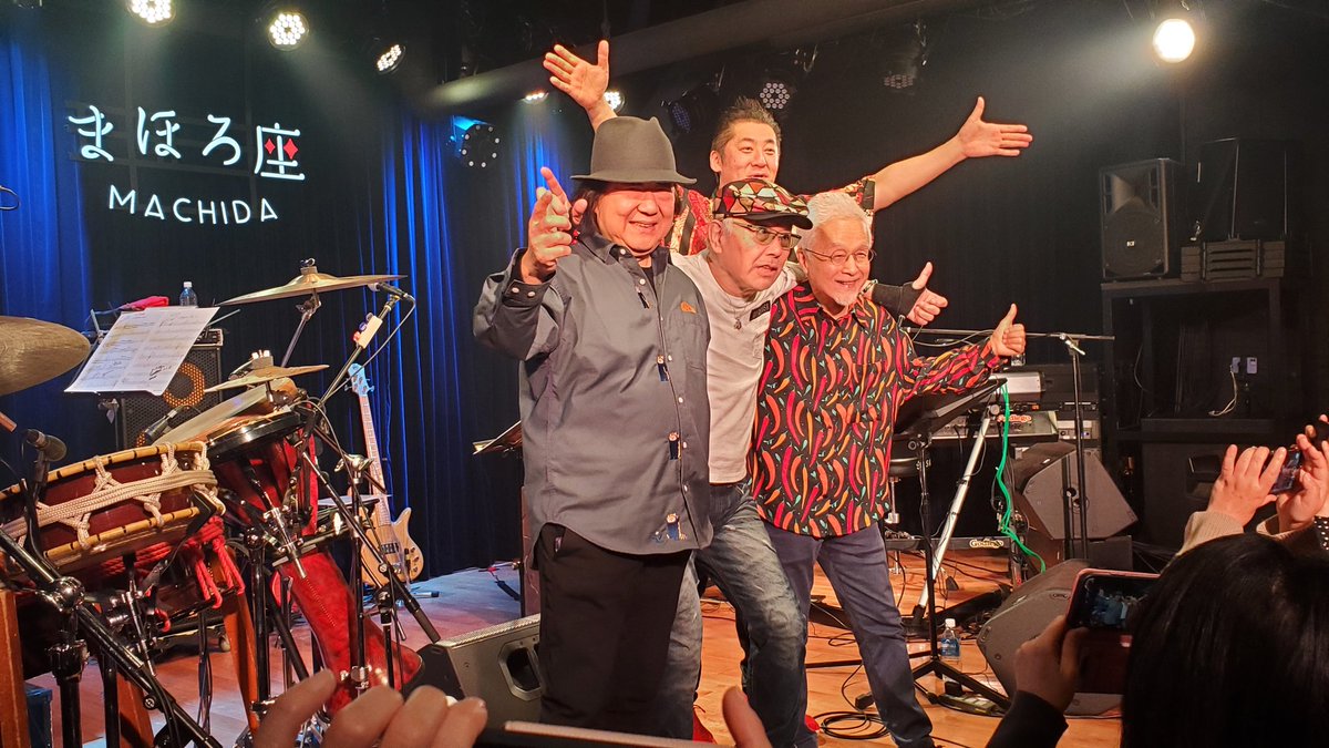 myojoallstars's tweet photo. 1年振りの #EnTRANS LIVE。いつもながらパワフルで爆笑のステージでした。八木さんのトンガラシ柄シャツ(鳴瀬さん曰く)ヒダノさんの和柄シャツも素敵でしたが何とミッキー吉野さんがグラニフの #IKAKU シリーズのシャツをお召しになられておりました。@graniph_updates https://t.co/APpYyE6wUR