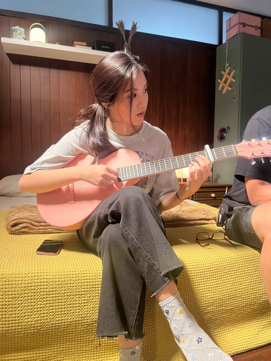 beonnnie's tweet photo. อีก1สิ่งที่ท้าทายมากที่สุดด การฝึกกีต้าในช่วงเวลาที่จำกัดมากๆ แกะเพลงสดๆหน้างานก็มี555 ฝากทุกคนติดตามดอกรักกับกีต้าคู่ใจด้วยฮะ😚🩷🥛 #USTheSeries #TheStoryofUsTheseries https://t.co/gu1GjFoZsj