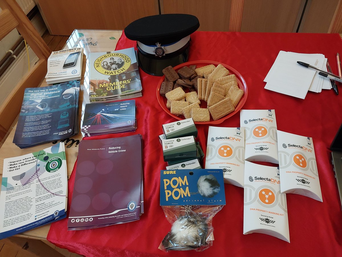 CoventryCityWMP's tweet photo. Pcso Ellis is on hand at St Anne's Church for #cuppawithacopper
Pop along for a biscuit and a cup of tea and to tell us about what's happening in our communities
#neighbourhoodpolicing https://t.co/NT048lnPjz