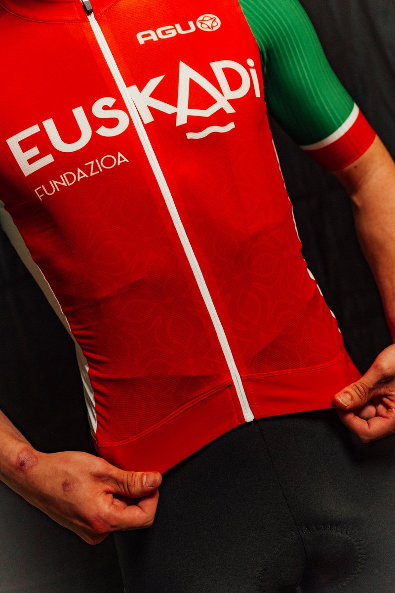 FundaCiclisEusk's tweet photo. 🔴🟢⚪️ Gure azal berria, gure aberriaren koloreekin.

🏡 Euskadi Fundazioa: Euskal Herriko taldea.

📸 @mbazanbide 

#IndarrakBatuta #UnimosFuerzas #EuskadiTaldea https://t.co/BCcmg1mtBU