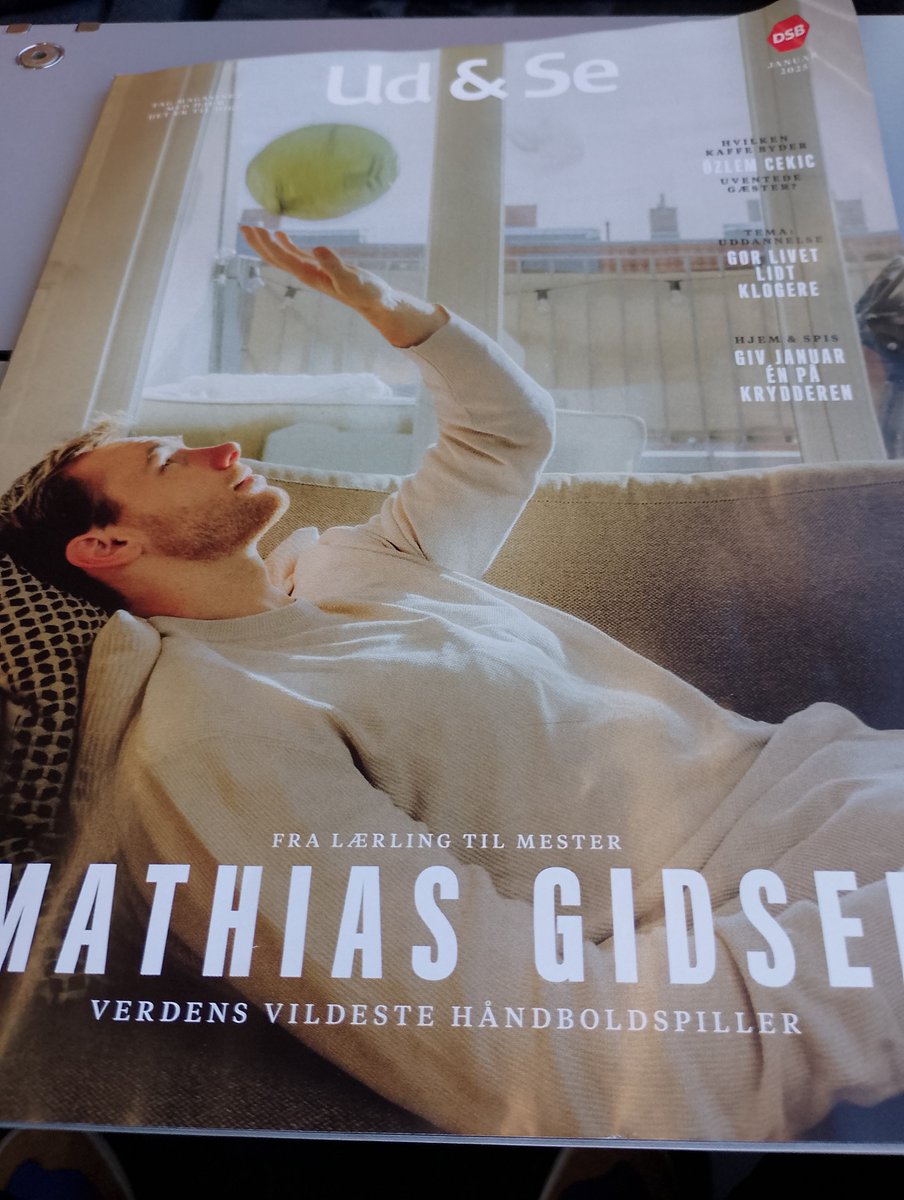 Hvis man er håndboldelsker og i tvivl om man skal tage tog eller bil i vinterferien, så er der en fuldstændig fantastisk artikel med Gidsels indre liv der kan trække dig ind i den offentlige transport pt.!!!!
