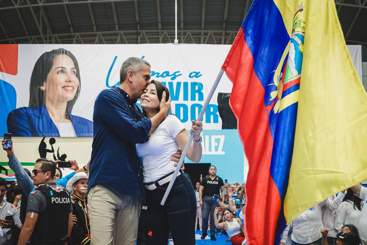 Rauli_Chavez's tweet image. Junto a @LuisaGonzalezEc, sentimos el latido de un Ecuador que no se rinde. La fuerza y el apoyo de nuestra gente nos inspiran a construir un país donde la unión sea el camino y la esperanza nuestra guía. ¡Es el momento de #RevivirEcuador con el poder de todos! 💪🇪🇨

#RaulChavez…